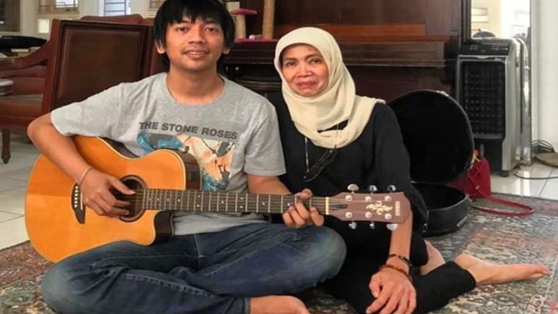Yanti Noor memberikan gitar klasik kesayangan Chrisye ke Rian D'Masiv (foto: SC IG @rianekkypradipta) Yanti Noor memberikan gitar klasik kesayangan Chrisye ke Rian D'Masiv (foto: SC IG @rianekkypradipta)