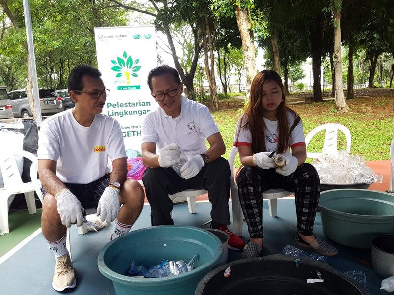 Ignesjz Kemalawarta (Department Head of Corporate Governance & Sustainability Development Sinar Mas Land) bersama Lie Tjun Meng (Relawan Yayasan Buddha Tzu Chi) memilah sampah organik dan anorganik pada acara pengolahan limbah rumah tangga yang bertajuk Ignesjz Kemalawarta (Department Head of Corporate Governance & Sustainability Development Sinar Mas Land) bersama Lie Tjun Meng (Relawan Yayasan Buddha Tzu Chi) memilah sampah organik dan anorganik pada acara pengolahan limbah rumah tangga yang bertajuk