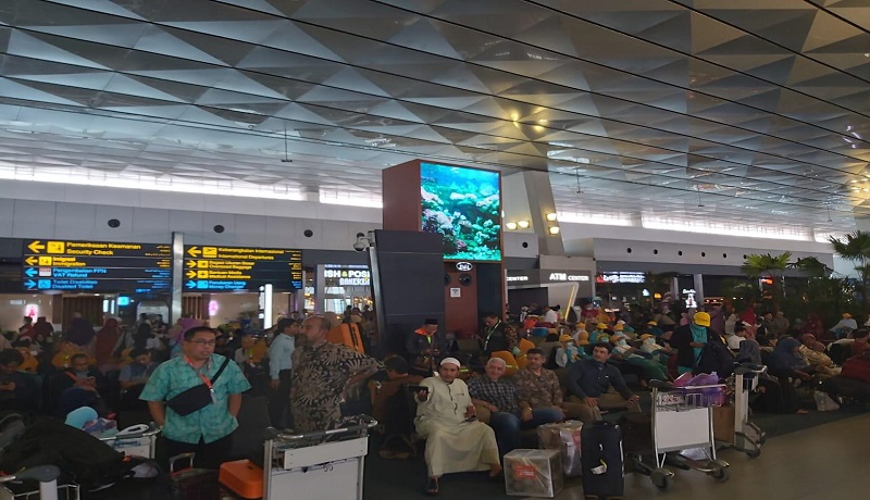 Jemaah batal berangkat umrah di Bandara Soekarno Hatta beberapa waktu lalu. Foto: GenPI.co Jemaah batal berangkat umrah di Bandara Soekarno Hatta beberapa waktu lalu. Foto: GenPI.co