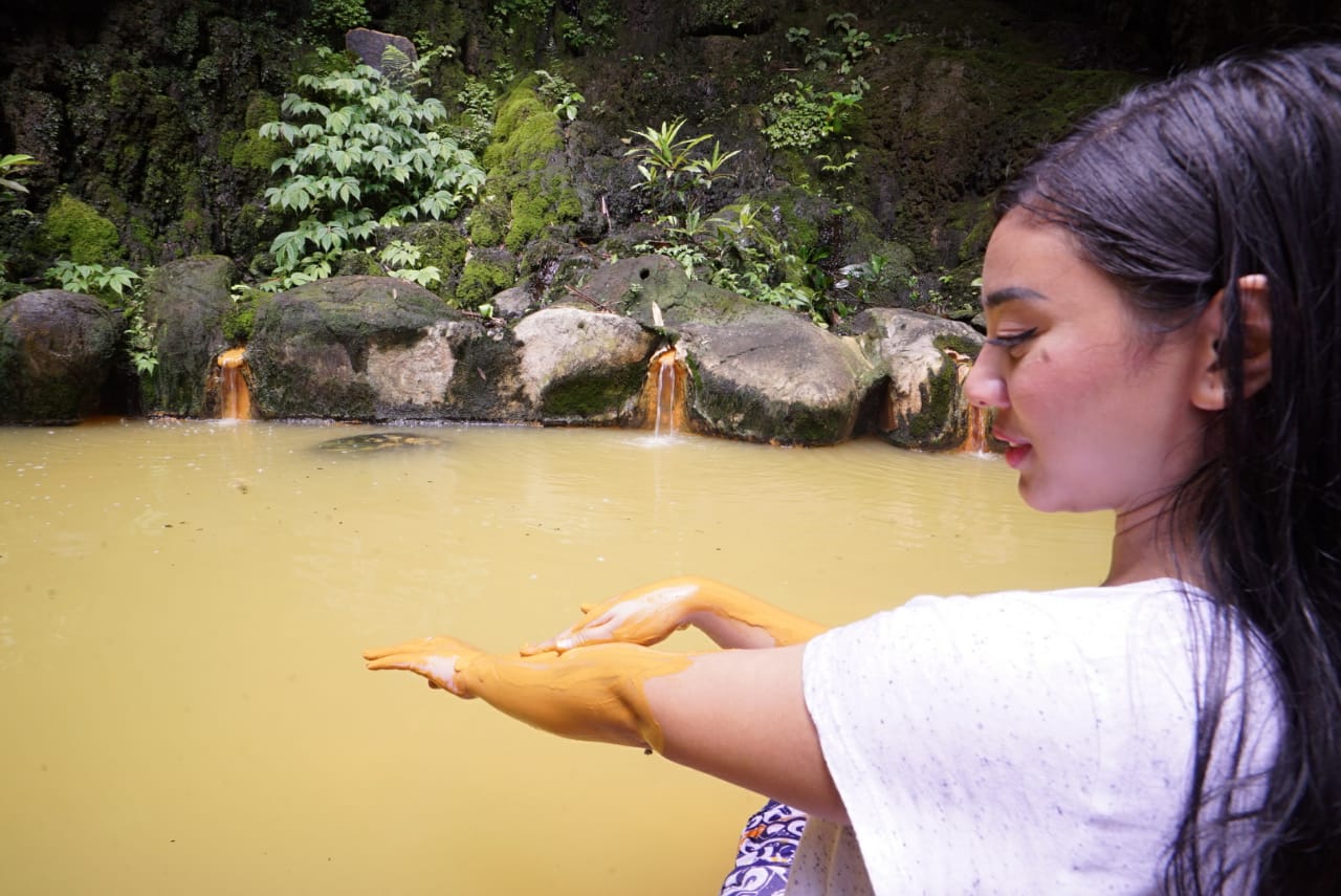 Seorang pengunjung sedang menikmati berendam di Kolam Pancuran Tiga Wana Wisata Baturraden. (Foto: Dok, GenPI.co) Seorang pengunjung sedang menikmati berendam di Kolam Pancuran Tiga Wana Wisata Baturraden. (Foto: Dok, GenPI.co)