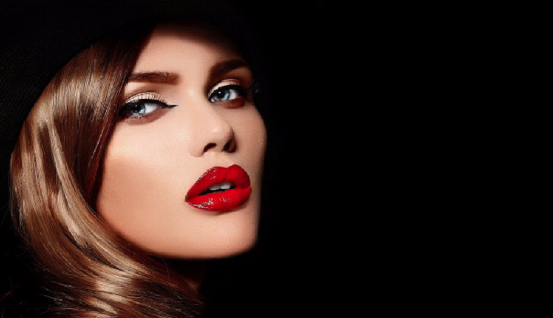 Ilustrasi lipstik merah merona pada wanita. Foto: Freepik Ilustrasi lipstik merah merona pada wanita. Foto: Freepik