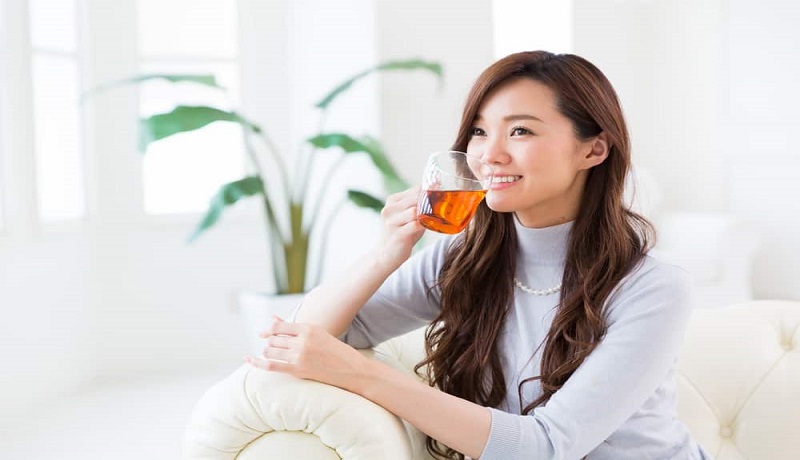 Ilustrasi wanita minum jamu herbal. (Hallosehat) Ilustrasi wanita minum jamu herbal. (Hallosehat)