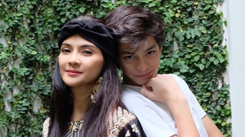 Eddy Maliq Meijer makin ganteng saja, kini ia sudah lebih tinggi dari mamanya, artis Maudy Koesnaedi (foto: SC IG @maudykoesnaedi) Eddy Maliq Meijer makin ganteng saja, kini ia sudah lebih tinggi dari mamanya, artis Maudy Koesnaedi (foto: SC IG @maudykoesnaedi)