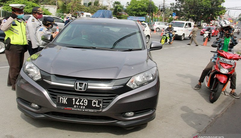 Polisi dan Dishub Jakarta memeriksa surat kelengkapan kendaraan dan juga Surat Izin Keluar Masuk (SIKM) Jakarta saat razia plat nomor kendaraan. Foto: Antara Polisi dan Dishub Jakarta memeriksa surat kelengkapan kendaraan dan juga Surat Izin Keluar Masuk (SIKM) Jakarta saat razia plat nomor kendaraan. Foto: Antara