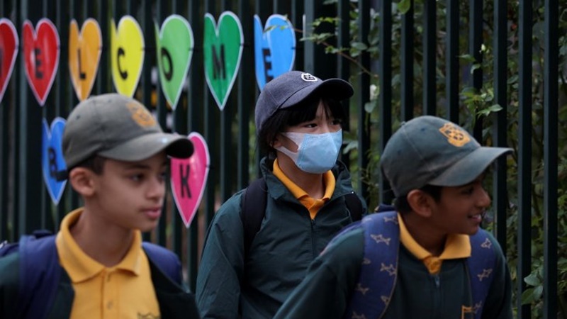 Para siswa berjalan menuju kelas saat hari pertama sekolah di Homebush West Public School di Sidney, Australia, Senin, 25 Mei 2020 (foto: Antara) Para siswa berjalan menuju kelas saat hari pertama sekolah di Homebush West Public School di Sidney, Australia, Senin, 25 Mei 2020 (foto: Antara)