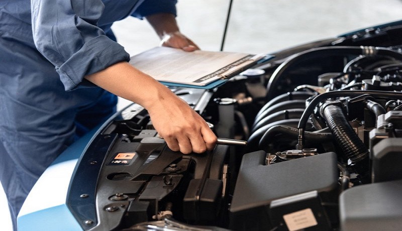 Ilustrasi servis mobil. Foto: Shutterstock Ilustrasi servis mobil. Foto: Shutterstock