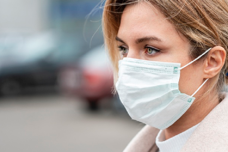 ilustrasi : Menggunakan masker untuk melindungi virus corona ( foto : Freepik ) ilustrasi : Menggunakan masker untuk melindungi virus corona ( foto : Freepik )