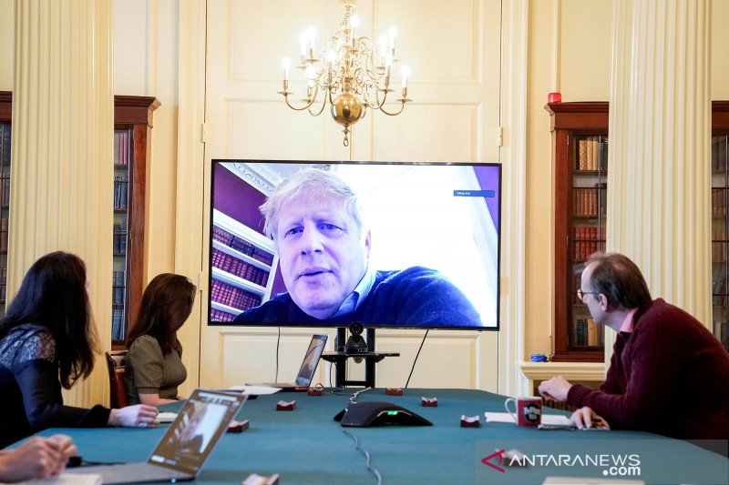Perdana Menteri Inggris Boris Johnson memimpin rapat secara virtual membahas penanganan COVID-19 di London, Sabtu (28/3/2020). (Foto: Antara/Andrew Parsons/10 Downing Street/Handout via REUTERS/pras) Perdana Menteri Inggris Boris Johnson memimpin rapat secara virtual membahas penanganan COVID-19 di London, Sabtu (28/3/2020). (Foto: Antara/Andrew Parsons/10 Downing Street/Handout via REUTERS/pras)