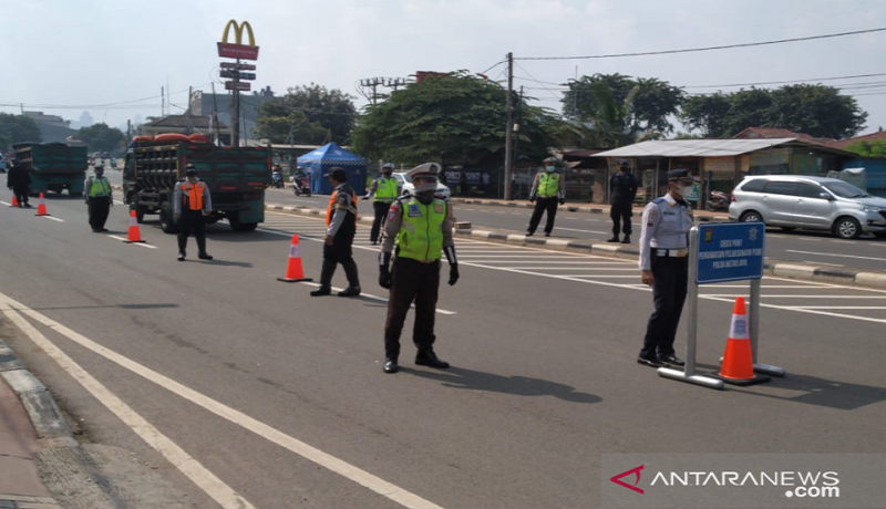 Polisi berjaga di posko chek point PSBB Jakarta. Foto: Antara Polisi berjaga di posko chek point PSBB Jakarta. Foto: Antara