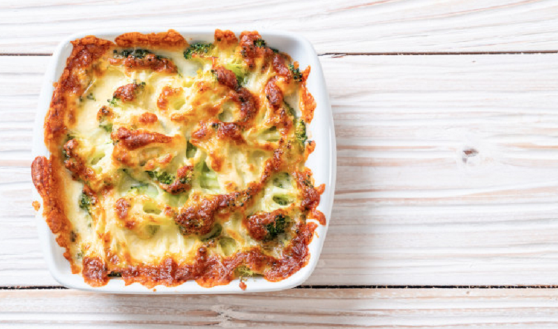 Menu Cheesy Baked Eggs (foto : Freepik) Menu Cheesy Baked Eggs (foto : Freepik)