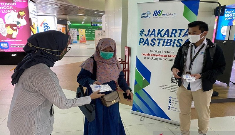 Petugas memberikan masker gratis kepada penumpang MRT Jakarta. Foto: Antara Petugas memberikan masker gratis kepada penumpang MRT Jakarta. Foto: Antara