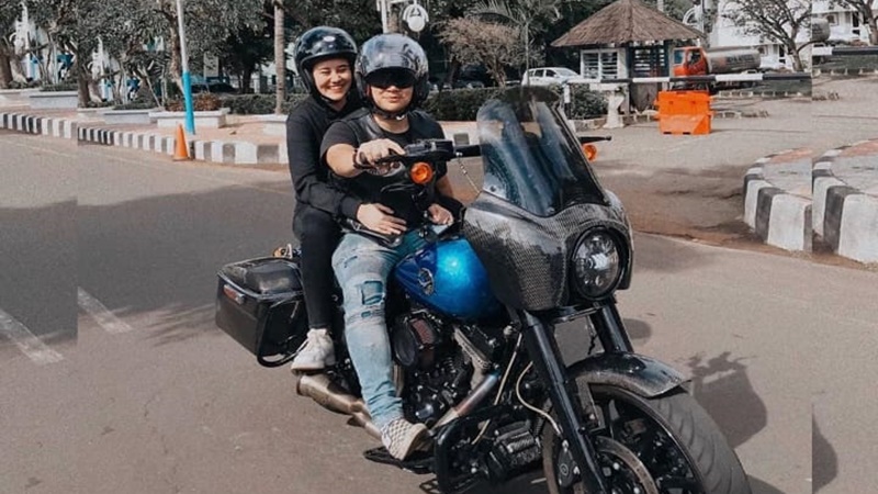 Aaliyah Massaid rilis single terbaru, pria berhelm pun beri selamat (foto: SC IG @aaliyah.massaid) Aaliyah Massaid rilis single terbaru, pria berhelm pun beri selamat (foto: SC IG @aaliyah.massaid)