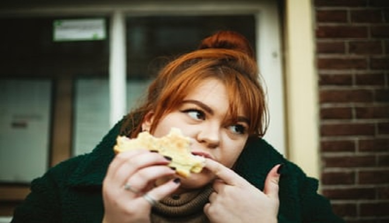 Ilustrasi perempuan makan (foto: unsplash) Ilustrasi perempuan makan (foto: unsplash)