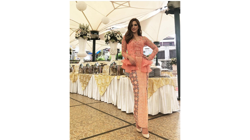 Nia Ramadhani cantik saat ke kondangan dengan kebaya oranye (foto: SC IG @ramadhaniabakrie) Nia Ramadhani cantik saat ke kondangan dengan kebaya oranye (foto: SC IG @ramadhaniabakrie)