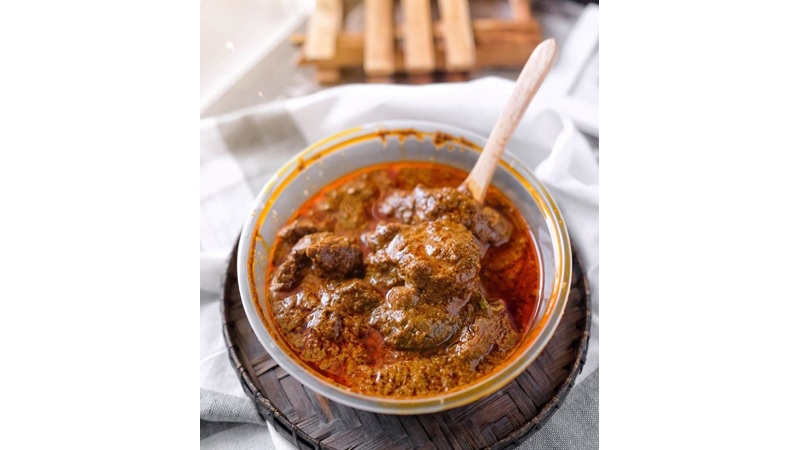 Rendang, salah satu makanan wajib di pesta pernikahan adat Minang (foto: SC IG @eatandcapture) Rendang, salah satu makanan wajib di pesta pernikahan adat Minang (foto: SC IG @eatandcapture)