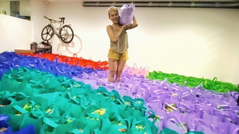 Nikita Mirzani menyumbangkan 500 paket sembako saat anaknya ultah (foto: SC IG @nikitamirzanimawardi_17) Nikita Mirzani menyumbangkan 500 paket sembako saat anaknya ultah (foto: SC IG @nikitamirzanimawardi_17)