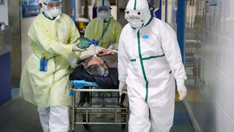 Ilustrasi petugas medis membawa jenazah pasien virus corona alias covid-19. Foto: China Daily Ilustrasi petugas medis membawa jenazah pasien virus corona alias covid-19. Foto: China Daily