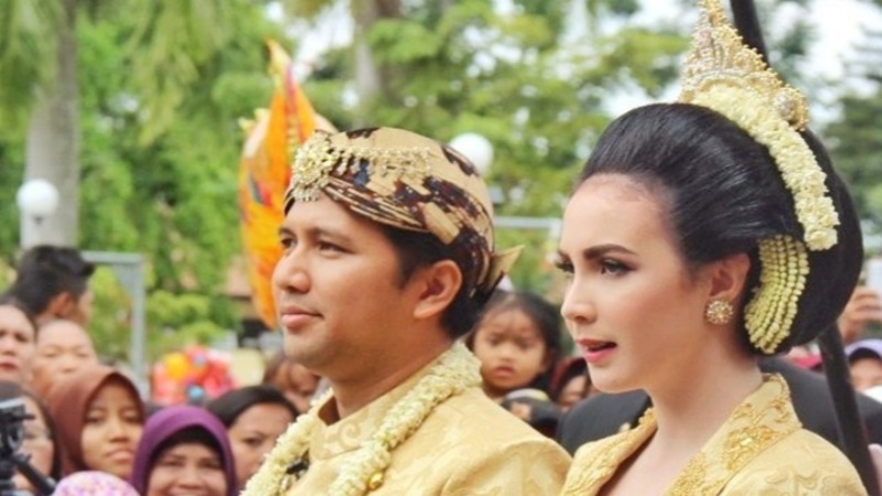 Arumi Bachsin dan Emil Dardak (foto: IG @adibabyzain) Arumi Bachsin dan Emil Dardak (foto: IG @adibabyzain)