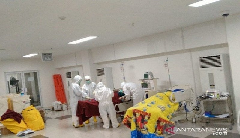 Petugas medis sedang periksa pasien di RS Wisma Atlet. Foto: Antara Petugas medis sedang periksa pasien di RS Wisma Atlet. Foto: Antara