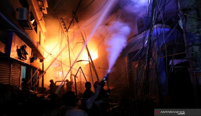 Petugas pemadam mencoba menjinakkan api yang membakar sebuah gudang kimia di Dhaka, Bangladesh. Foto: Antara Petugas pemadam mencoba menjinakkan api yang membakar sebuah gudang kimia di Dhaka, Bangladesh. Foto: Antara