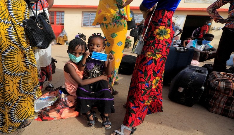 Di tengah larangan perjalanan antar wilayah akibat penyebaran penyakit covid-19 di Dakar, Senegal. Foto: Antara Di tengah larangan perjalanan antar wilayah akibat penyebaran penyakit covid-19 di Dakar, Senegal. Foto: Antara
