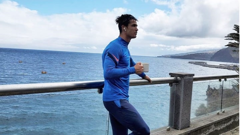 Cristiano Ronaldo saat di rumah aja (foto: SC IG @cristiano) Cristiano Ronaldo saat di rumah aja (foto: SC IG @cristiano)