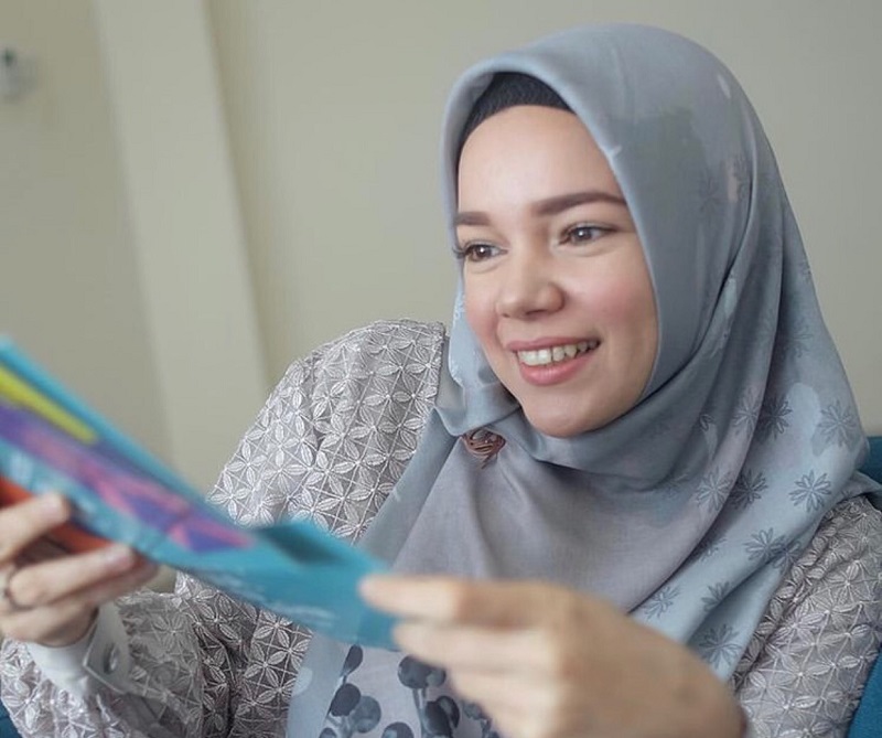 Dewi Sandra berbagi bahasa isyarat kepada penderita tuli ( foto: IG @dewisandra) Dewi Sandra berbagi bahasa isyarat kepada penderita tuli ( foto: IG @dewisandra)
