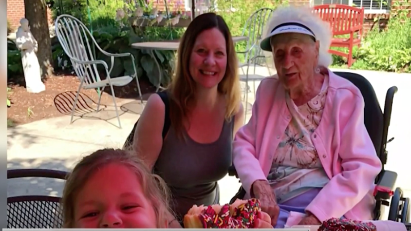 Nenek usia 103 tahun merayakan dengan minum bir, setelah sembuh dati covid-19 (foto : SC video NCBCboston) Nenek usia 103 tahun merayakan dengan minum bir, setelah sembuh dati covid-19 (foto : SC video NCBCboston)
