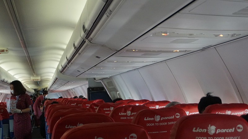 kabin dalam pesawat Liion Air tipe Boeing 737-900ER. Sirkulasi udara yang segar di kabin diperbarui 20 hingga 30 kali dalam satu jam atau setiap dua hingga tiga menit ( Foto: PR Lion Air Grup) kabin dalam pesawat Liion Air tipe Boeing 737-900ER. Sirkulasi udara yang segar di kabin diperbarui 20 hingga 30 kali dalam satu jam atau setiap dua hingga tiga menit ( Foto: PR Lion Air Grup)