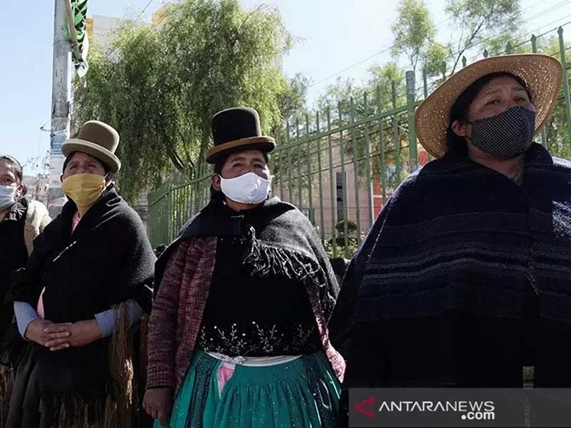 Para pelayat berdiri di luar sebuah tempat pemakaman umum saat penyebaran wabah virus corona di Lapaz, Bolivia, Jumat (3/7/2020). Foto: ANTARA/REUTERS/David Mercado/tm/am. Para pelayat berdiri di luar sebuah tempat pemakaman umum saat penyebaran wabah virus corona di Lapaz, Bolivia, Jumat (3/7/2020). Foto: ANTARA/REUTERS/David Mercado/tm/am.