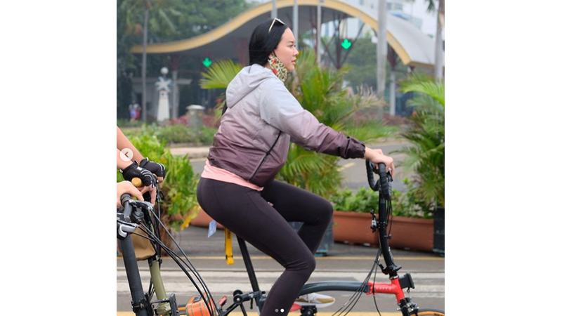 Aura Kasih dengan sepeda Brompton (foto: SC IG @aurakasih) Aura Kasih dengan sepeda Brompton (foto: SC IG @aurakasih)