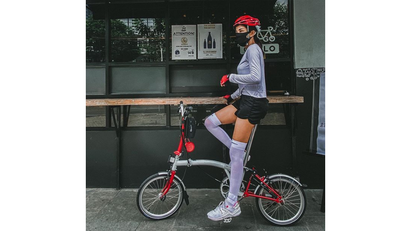 Kirana Larasati dengan sepeda Brompton yang cantik (foto: SC IG@ kiranalarasati) Kirana Larasati dengan sepeda Brompton yang cantik (foto: SC IG@ kiranalarasati)