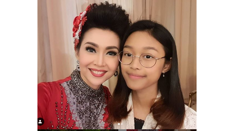Ratna Listy dan putrinya yang telah remaja (foto: SC IG @ratna_listy) Ratna Listy dan putrinya yang telah remaja (foto: SC IG @ratna_listy)