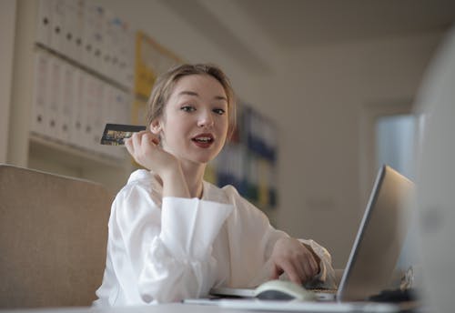 ilustrasi: perempuan investasi saham (foto: Pexels) ilustrasi: perempuan investasi saham (foto: Pexels)