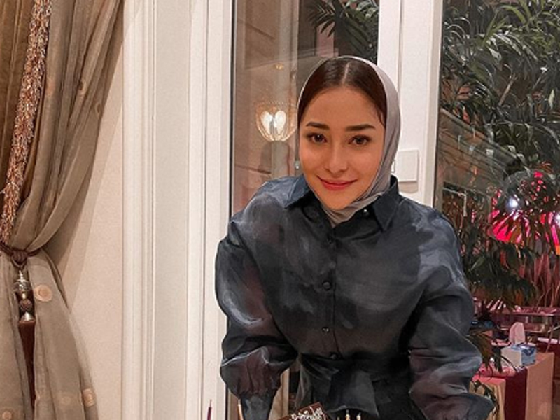 Nikita Willy dilamar kekasihnya, Indra Priawan. Foto: Instagram/nikitawillyofficial94 Nikita Willy dilamar kekasihnya, Indra Priawan. Foto: Instagram/nikitawillyofficial94