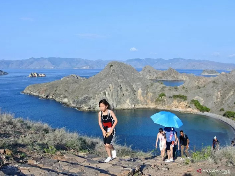 Sejumlah wisatawan mendaki puncak Pulau Padar untuk menyaksikan keindahan alam di kawasan Taman Nasional Komodo (TNK) di Manggarai Barat, NTT. Foto: Kornelis Kaha/Antara Sejumlah wisatawan mendaki puncak Pulau Padar untuk menyaksikan keindahan alam di kawasan Taman Nasional Komodo (TNK) di Manggarai Barat, NTT. Foto: Kornelis Kaha/Antara