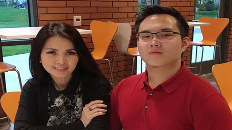 Warren Tanoesudibjo pembeli motor listrik Jokowi bersama ibunda, Liliana Tanoesoedibjo (foto: SC IG @liliana_tanoesoedibjo) Warren Tanoesudibjo pembeli motor listrik Jokowi bersama ibunda, Liliana Tanoesoedibjo (foto: SC IG @liliana_tanoesoedibjo)