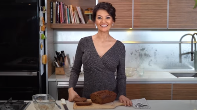 Farah Quinn dan zucchini bread buatannya (foto: SC YouTube Farah Quinn) Farah Quinn dan zucchini bread buatannya (foto: SC YouTube Farah Quinn)