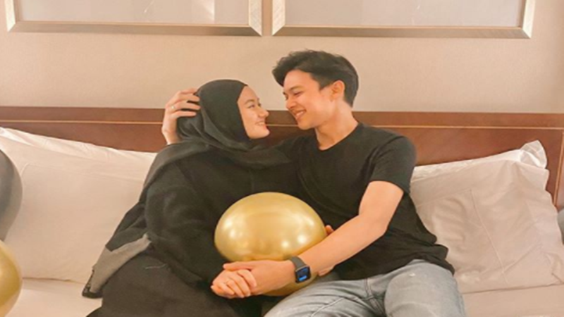 Dinda Hauw dan Rey Mbayang di momen ultah Rey pda 15 November 2020 (foto: SC IG @dindahw) Dinda Hauw dan Rey Mbayang di momen ultah Rey pda 15 November 2020 (foto: SC IG @dindahw)