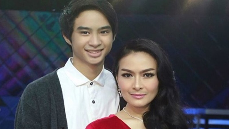 Iis Dahlia dan putra bungsunya Devano Danendra (foto: SC IG @iisdahlia) Iis Dahlia dan putra bungsunya Devano Danendra (foto: SC IG @iisdahlia)
