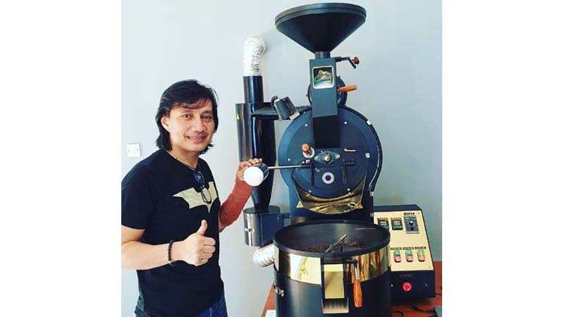 Katon Bagaskara dan salah satu mesin pemroses kopinya (foto: SC IG @katonbagaskara) Katon Bagaskara dan salah satu mesin pemroses kopinya (foto: SC IG @katonbagaskara)