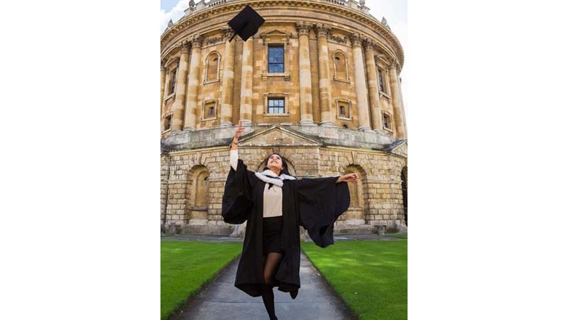 Maudy Ayunda ikut tantangan Wisuda LDR Challenge (foto: SC IG @maudyayunda) Maudy Ayunda ikut tantangan Wisuda LDR Challenge (foto: SC IG @maudyayunda)