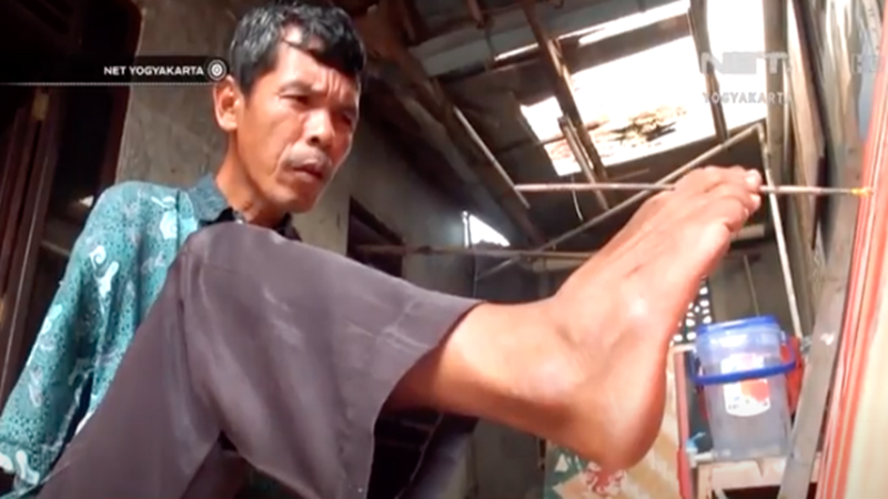 Salim Harama, Pelukis Tanpa Tangan (foto: SC video Youtube) Salim Harama, Pelukis Tanpa Tangan (foto: SC video Youtube)