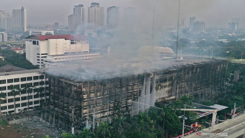 Gedung Kejaksaan Agung (Kejagung) yang terletak di Jalan Sultan Hasanudin, Kebayoran Baru, Jakarta Selatan, terbakar (foto: Antara) Gedung Kejaksaan Agung (Kejagung) yang terletak di Jalan Sultan Hasanudin, Kebayoran Baru, Jakarta Selatan, terbakar (foto: Antara)