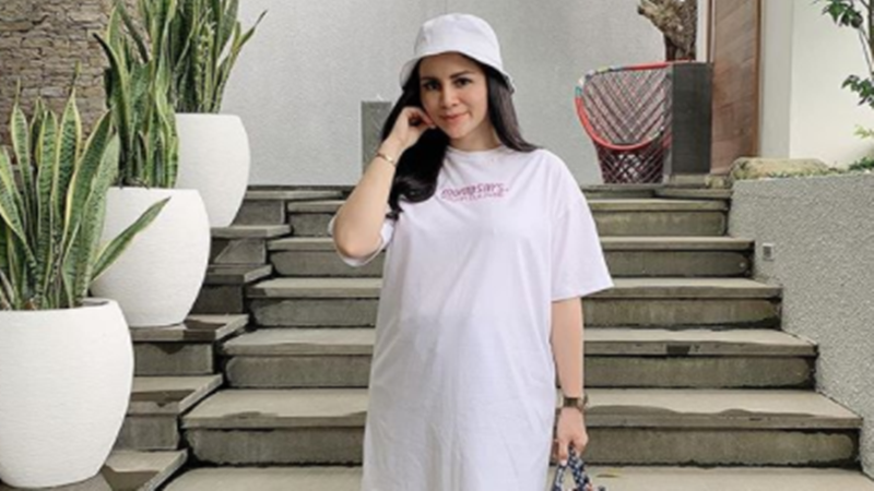 Momo Geisha di taman rumahnya yang bak resor (foto: SC IG @therealmomogeisha) Momo Geisha di taman rumahnya yang bak resor (foto: SC IG @therealmomogeisha)