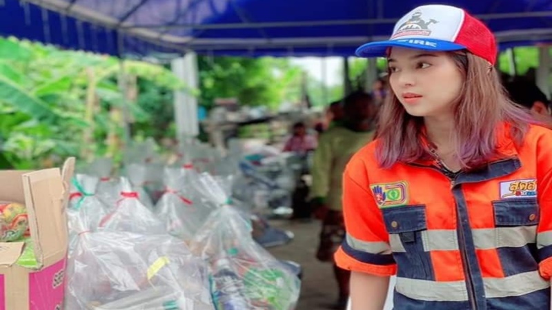 Petugas pemadam kebakaran yang secantik bidadari (foto: SC Facebook nunook.anty.fire) Petugas pemadam kebakaran yang secantik bidadari (foto: SC Facebook nunook.anty.fire)