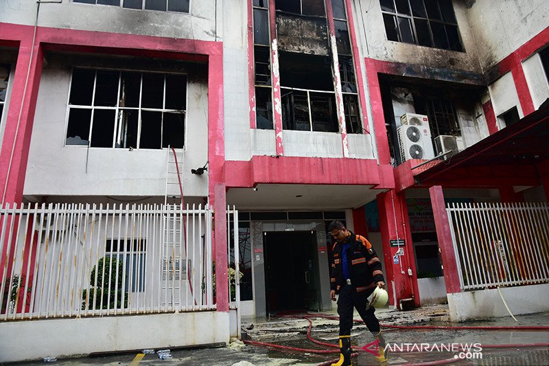 Kebakaran yang melanda gedung high performace back bone (HPBB) PT Telkom di Kota Pekanbaru, Riau, membuat Telkomsel gangguan. Foto: Antara Kebakaran yang melanda gedung high performace back bone (HPBB) PT Telkom di Kota Pekanbaru, Riau, membuat Telkomsel gangguan. Foto: Antara