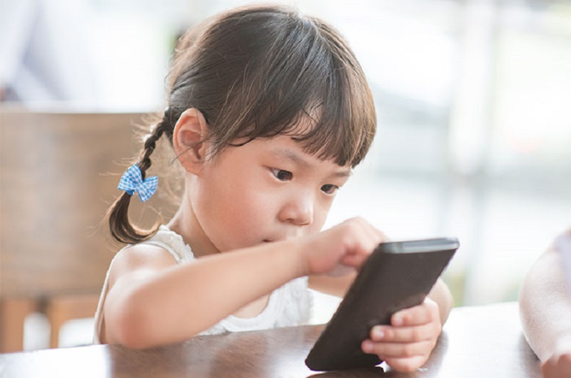 ilustrasi: anak bermain gadget (Foto : halodoc) ilustrasi: anak bermain gadget (Foto : halodoc)