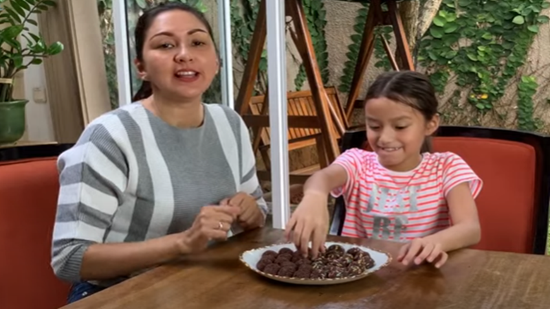 Donna Agnesia dan putrinya bareng membuat bola-bola cokelat (foto: SC YouTube The Sinathrya) Donna Agnesia dan putrinya bareng membuat bola-bola cokelat (foto: SC YouTube The Sinathrya)