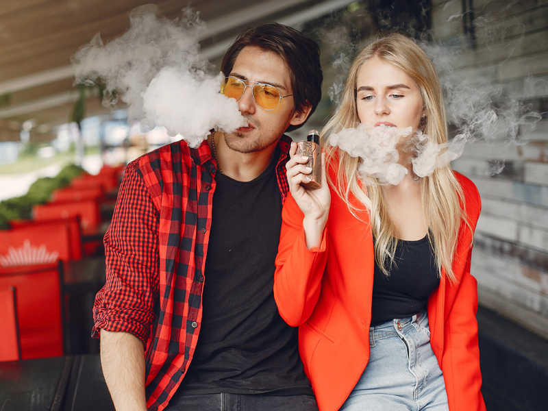 Pria dan wanita mengisap rokok elektrik alias vape. Foto: Prostooleh/Elementsenvato Pria dan wanita mengisap rokok elektrik alias vape. Foto: Prostooleh/Elementsenvato